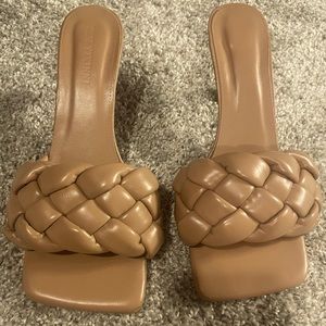 Trendy cushion nude shoes